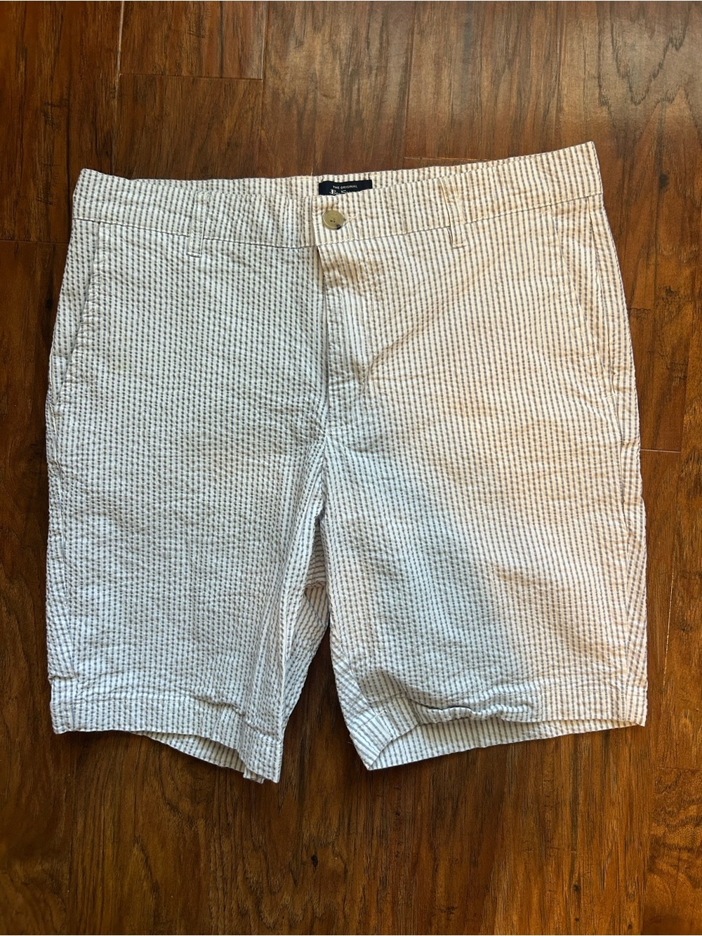 Ben Sherman Men's Seersucker Shorts in White and Light Gray Stripe